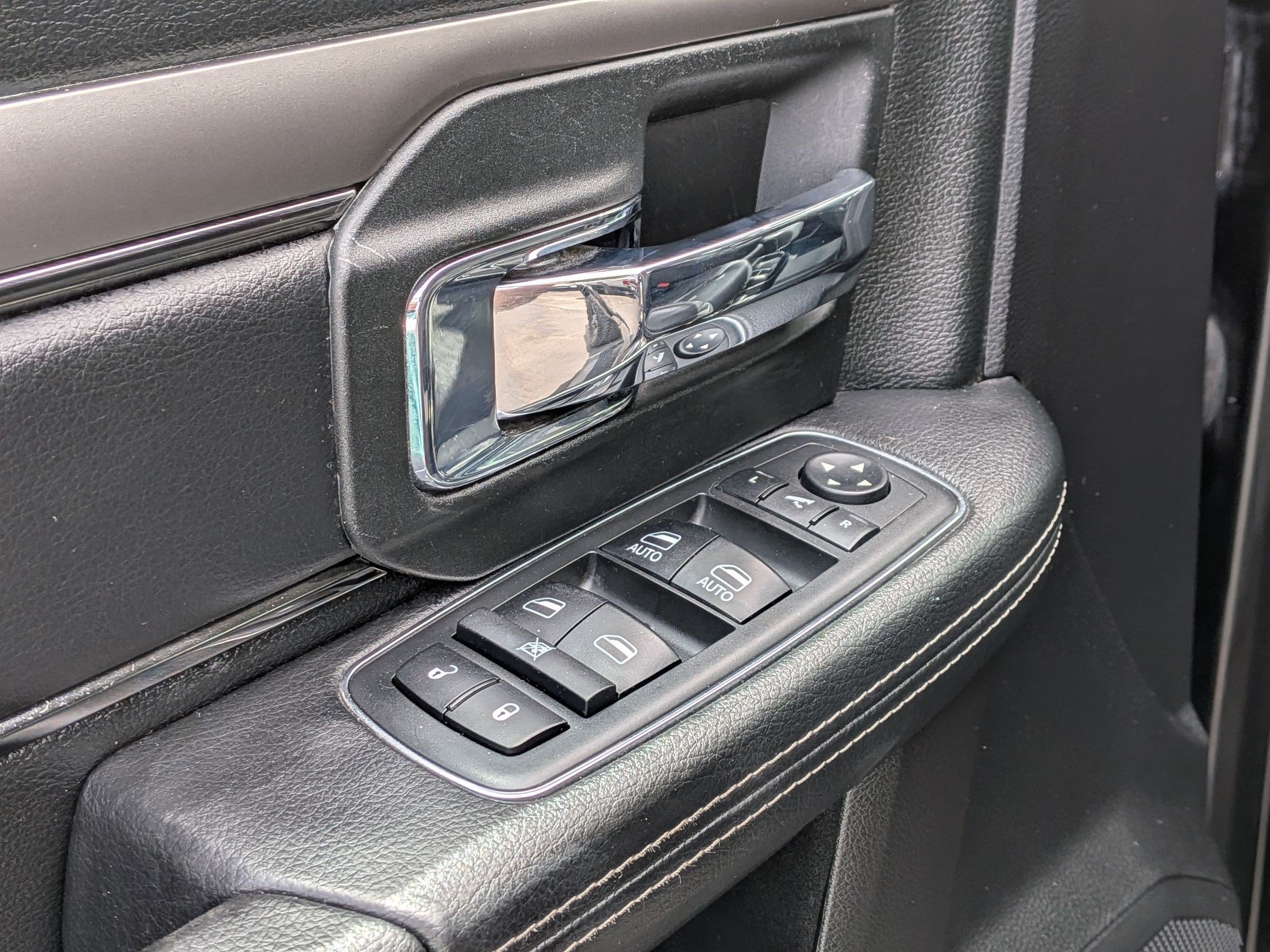 Used 2018 Brilliant Black Crystal Pearlcoat Ram Laramie image 14