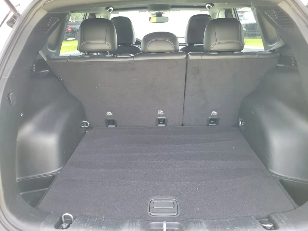 Used 2024 Bright White Clearcoat Jeep Latitude image 11