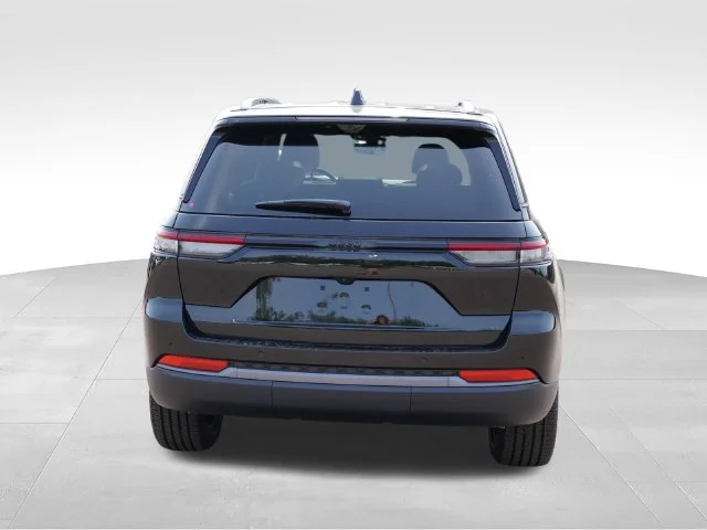 New 2026 Diamond Black Crystal Pearl-Coat Exterior Paint Jeep Limited image 4
