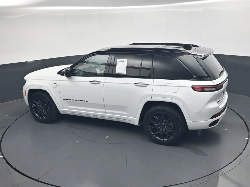 Used 2023 White Jeep Summit Reserve 4xe image 39