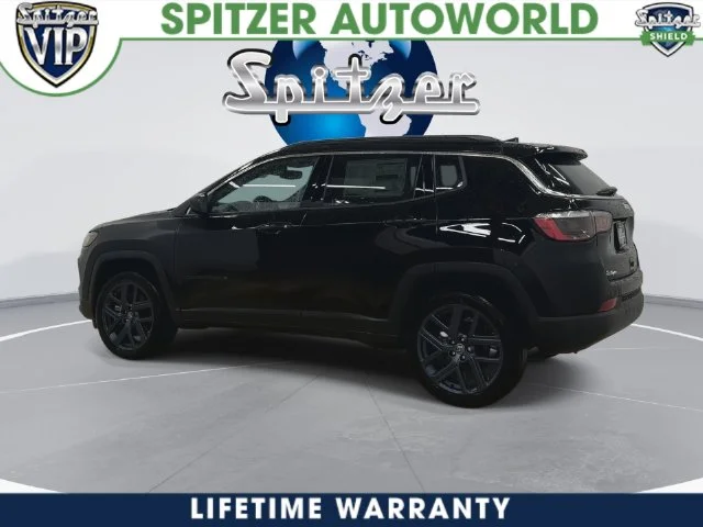 New 2026 Diamond Black Crystal Pearl-Coat Exterior Paint Jeep Latitude image 13