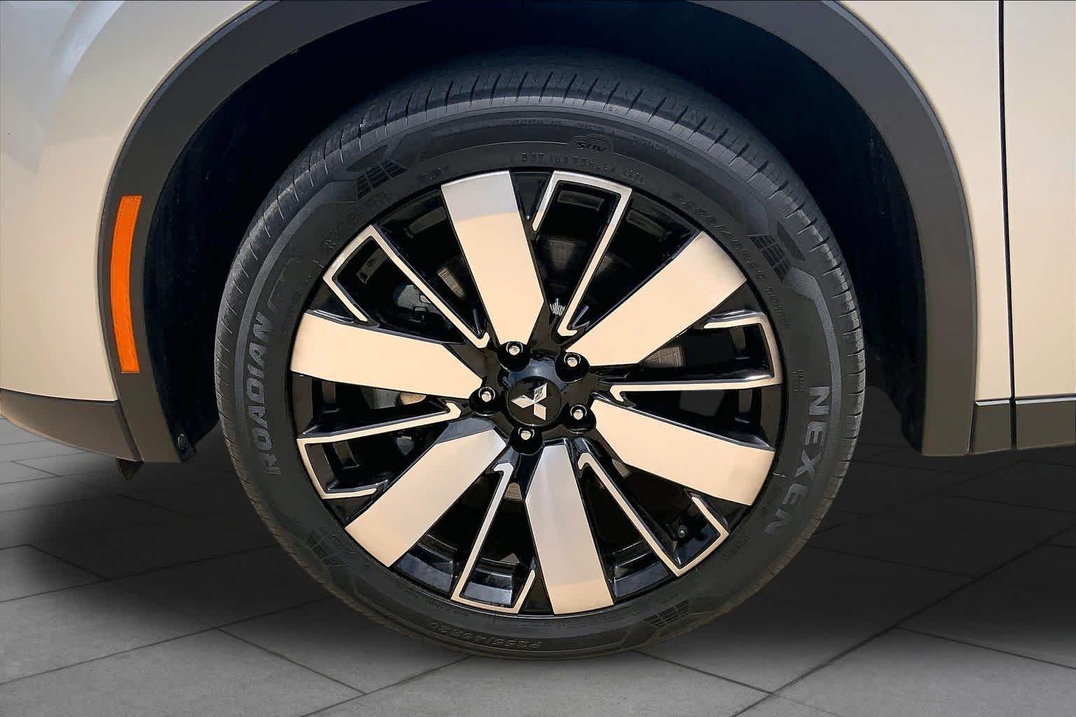 Used 2025 Alloy Silver Metallic Mitsubishi SE image 11