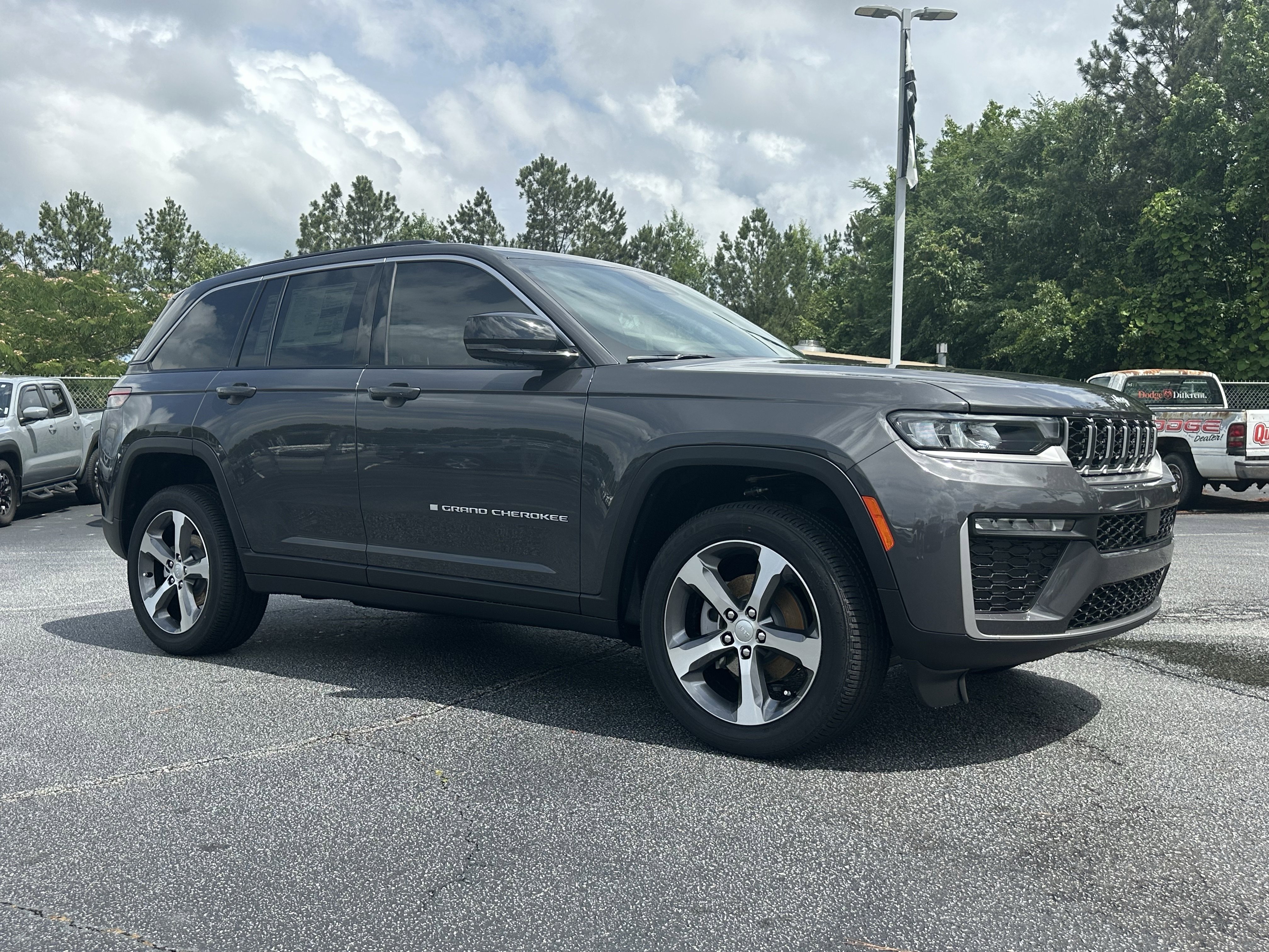New 2026 Baltic Gray Metallic Clear-Coat Exterior Paint Jeep Limited image 2