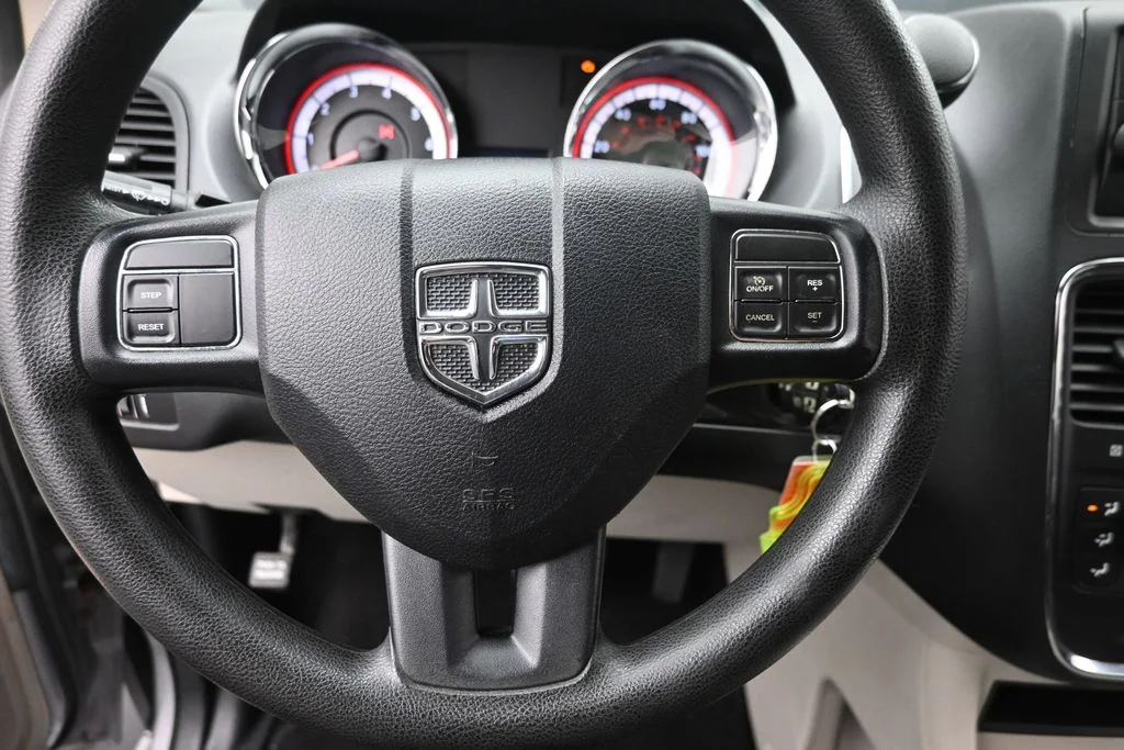 Used 2014 Silver Dodge SXT image 19
