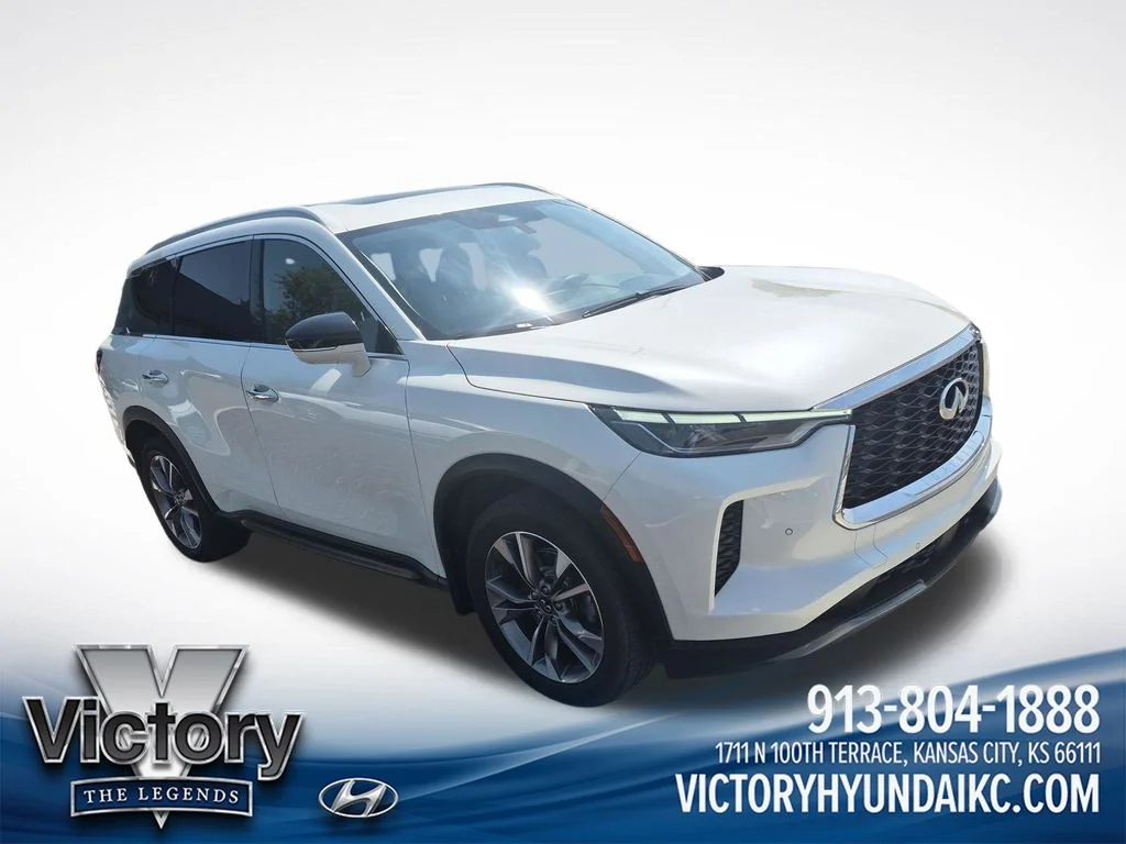 Used 2022 White INFINITI LUXE image 7
