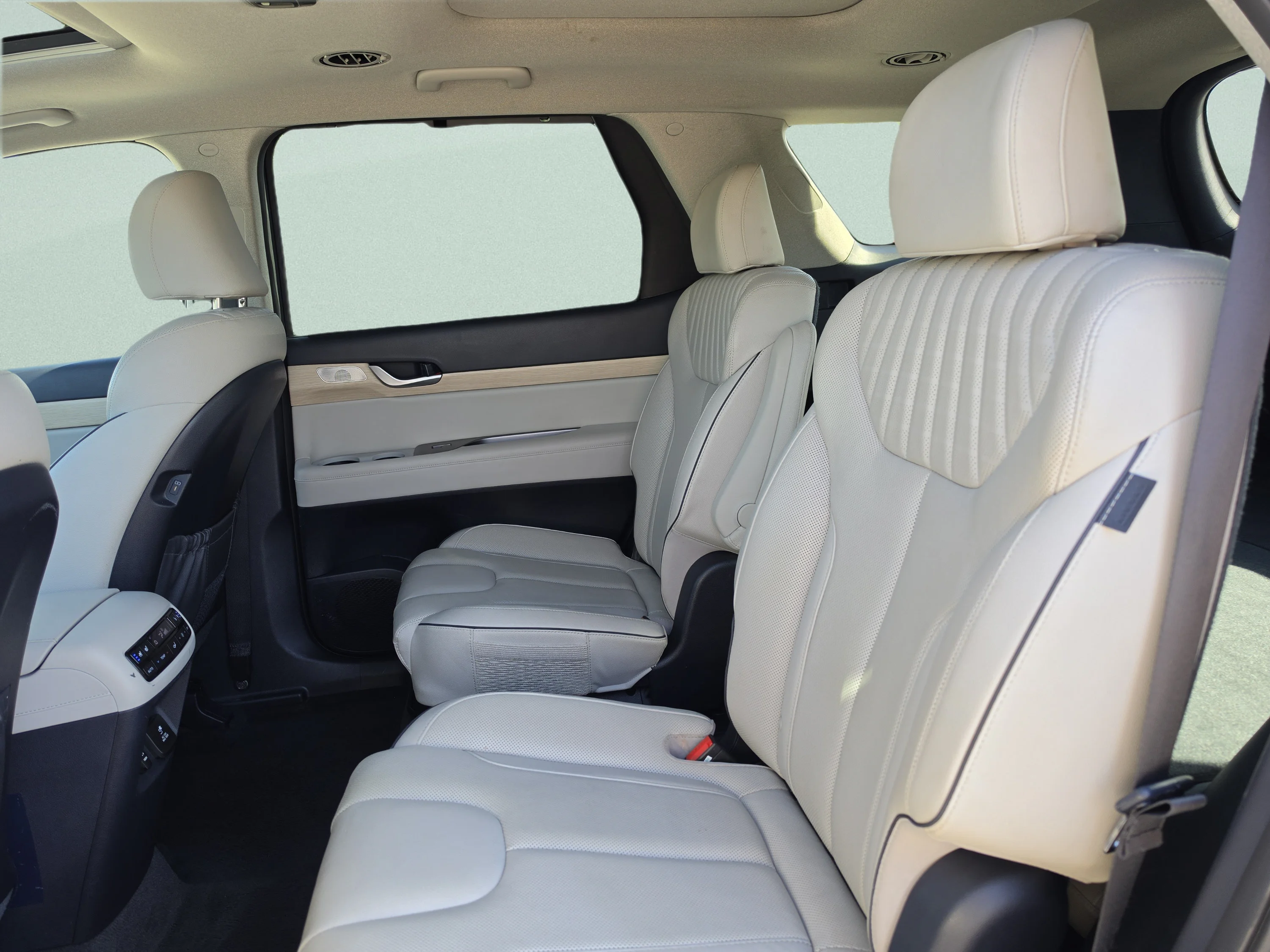 Used 2024 Moonlight Cloud Hyundai Limited image 22