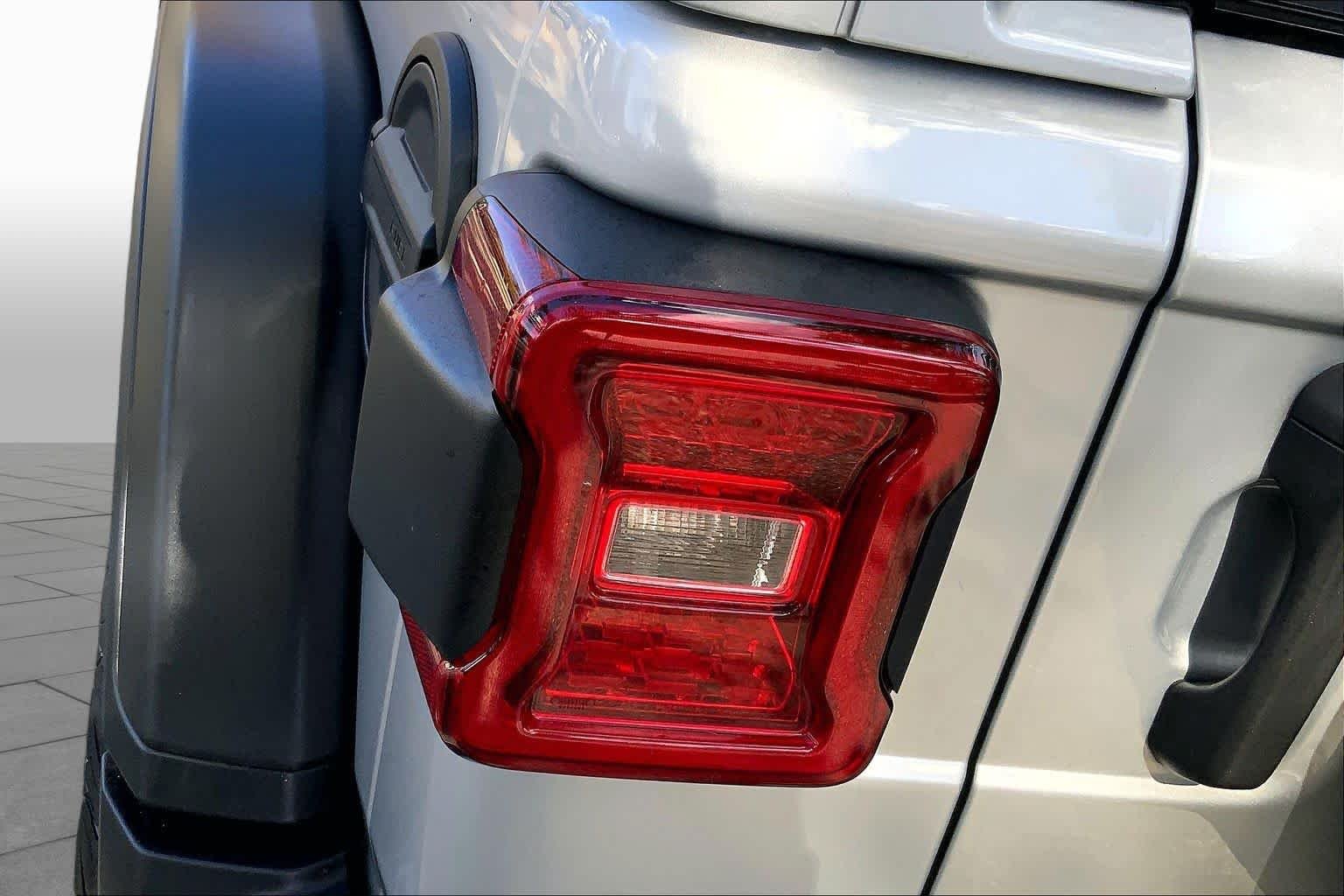 Used 2023 Silver Zynith Clearcoat Jeep Rubicon image 26