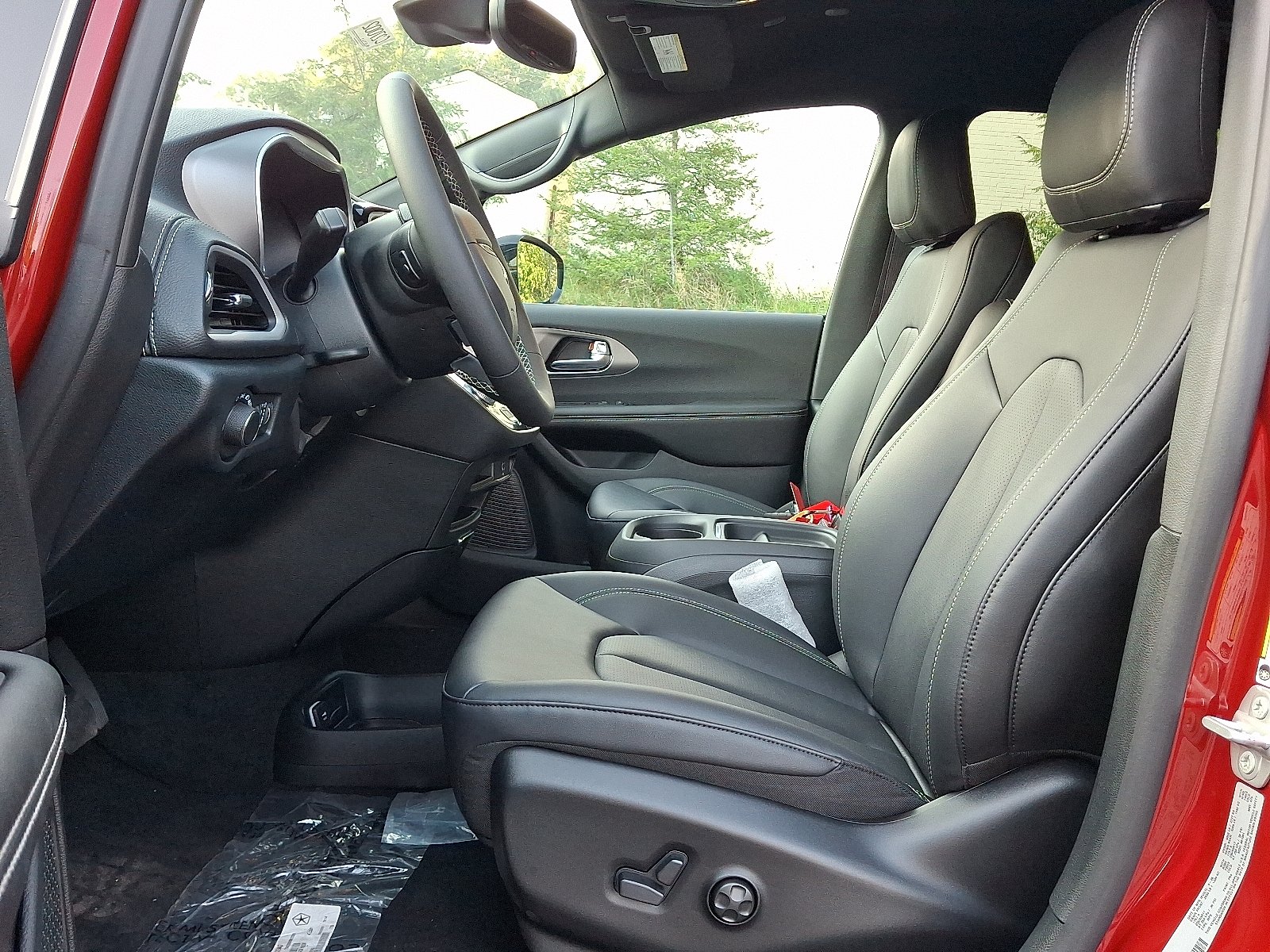 New 2027 Red Hot Pearl-Coat Exterior Paint Chrysler Select AWD image 9