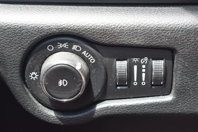 Used 2019 White Chrysler Touring L image 29