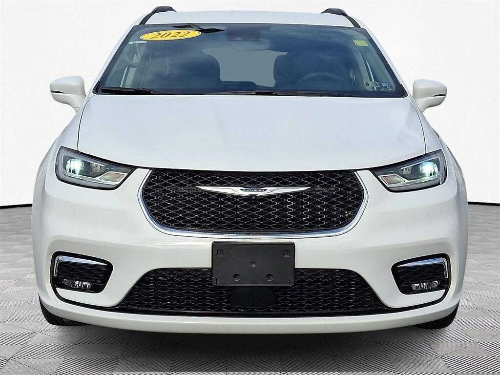 2022 Chrysler Pacifica Touring L photo 2