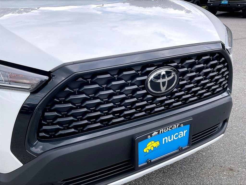 Used 2024 Wind Chill Pearl Toyota LE image 29