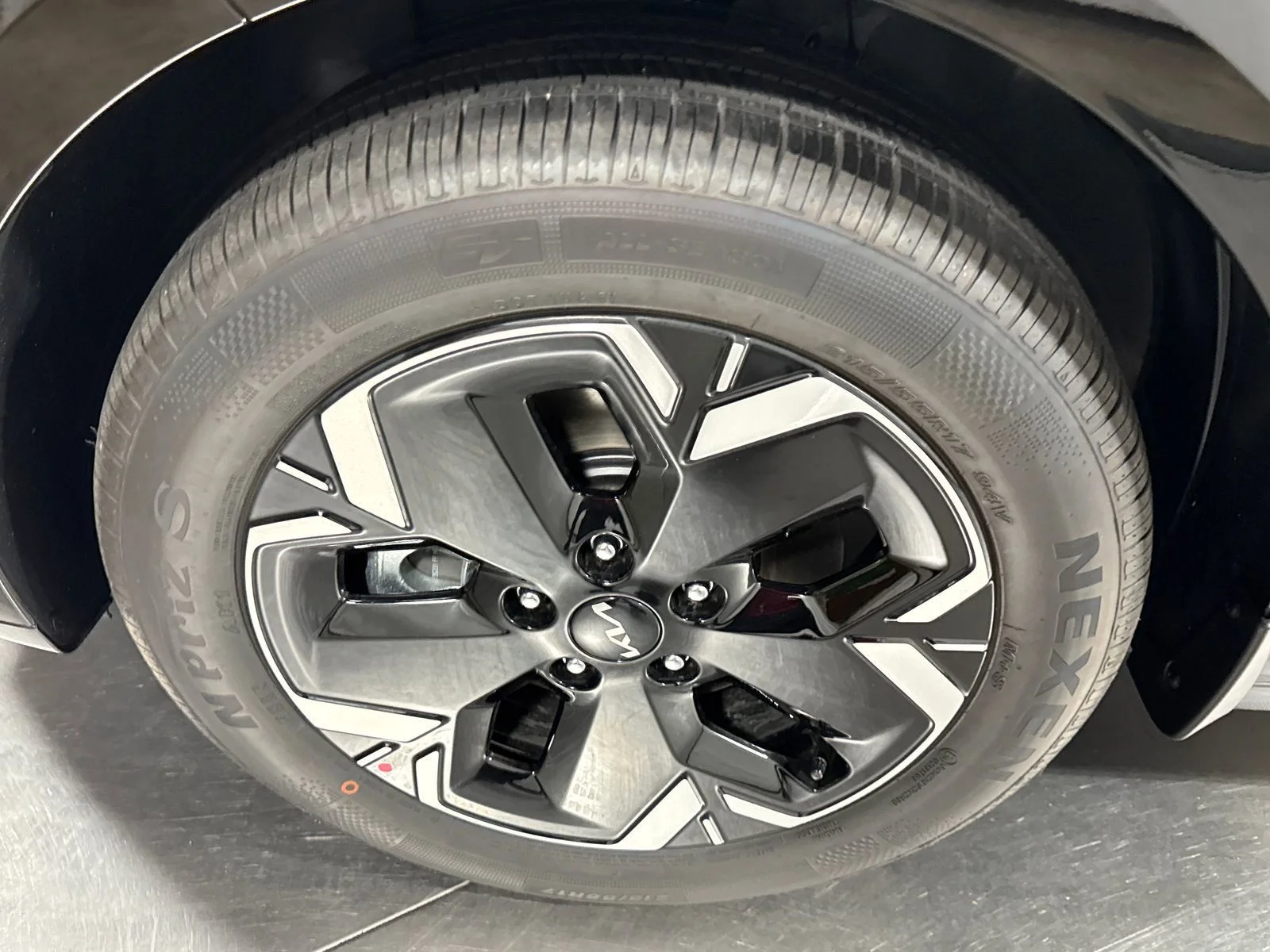 New 2026 Gray Kia Wind image 2