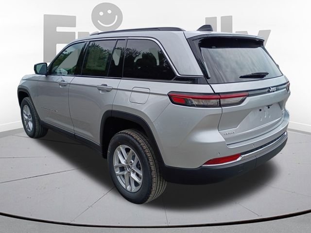 New 2026 Silver Zynith Exterior Paint Jeep Laredo X image 7