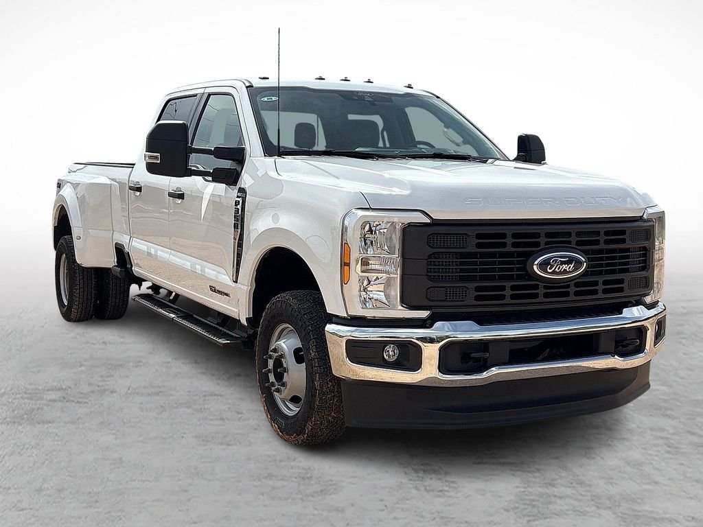 Used 2025 Oxford White Ford XLT image 1