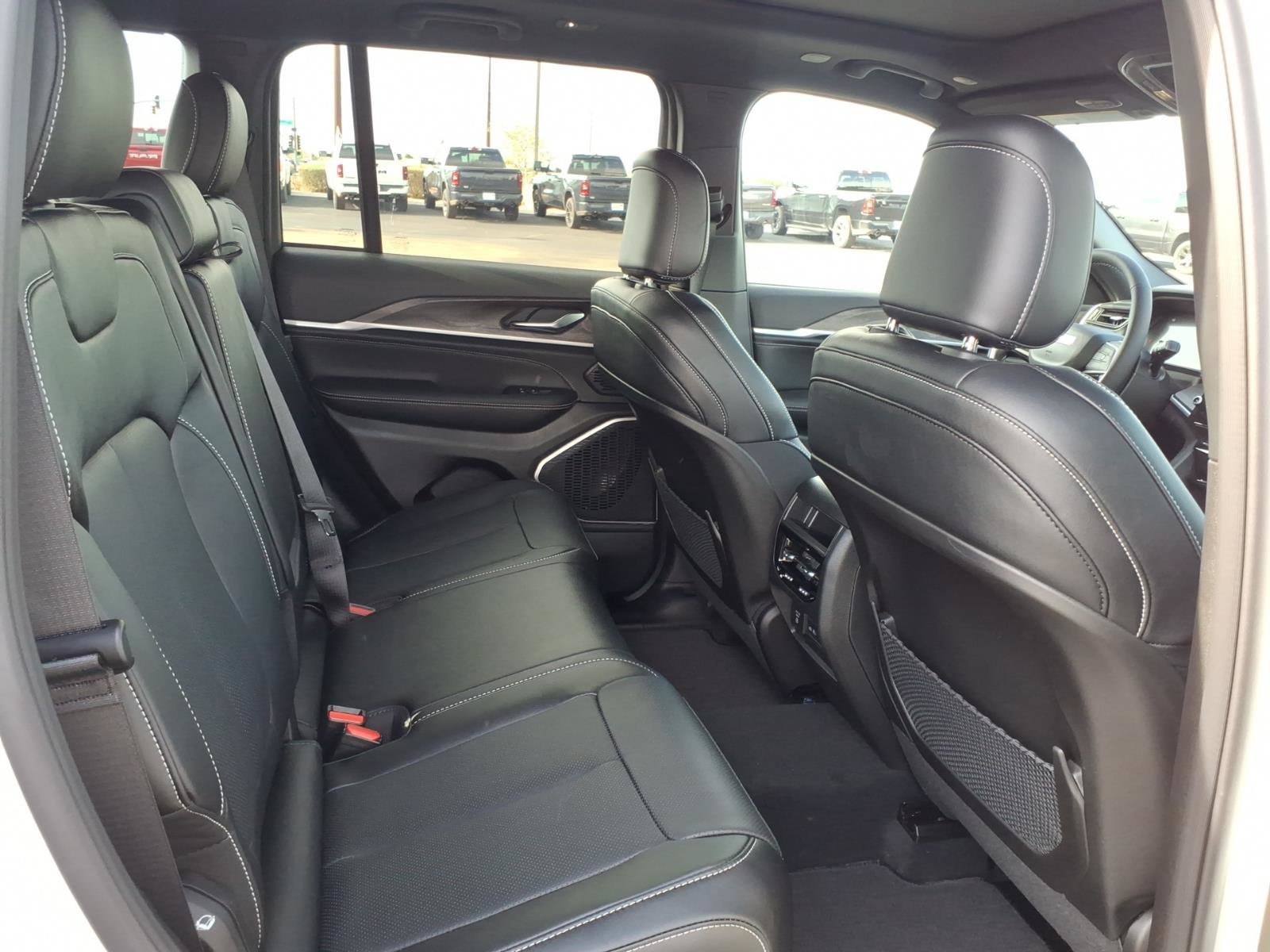 New 2027 Bright White Clear-Coat Paint Jeep Limited Reserve image 9