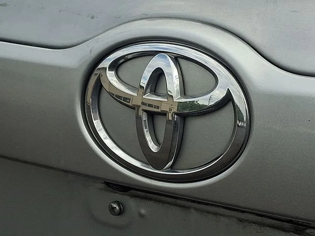 Used 2018 Silver Toyota XLE image 3