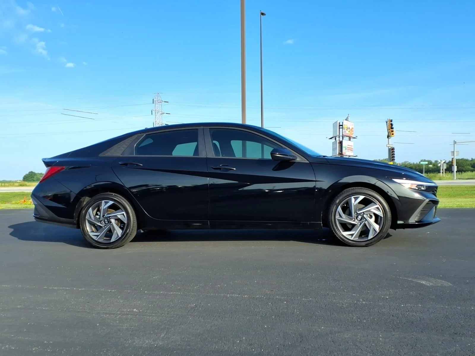 Used 2025 Black Hyundai SEL Sport image 2