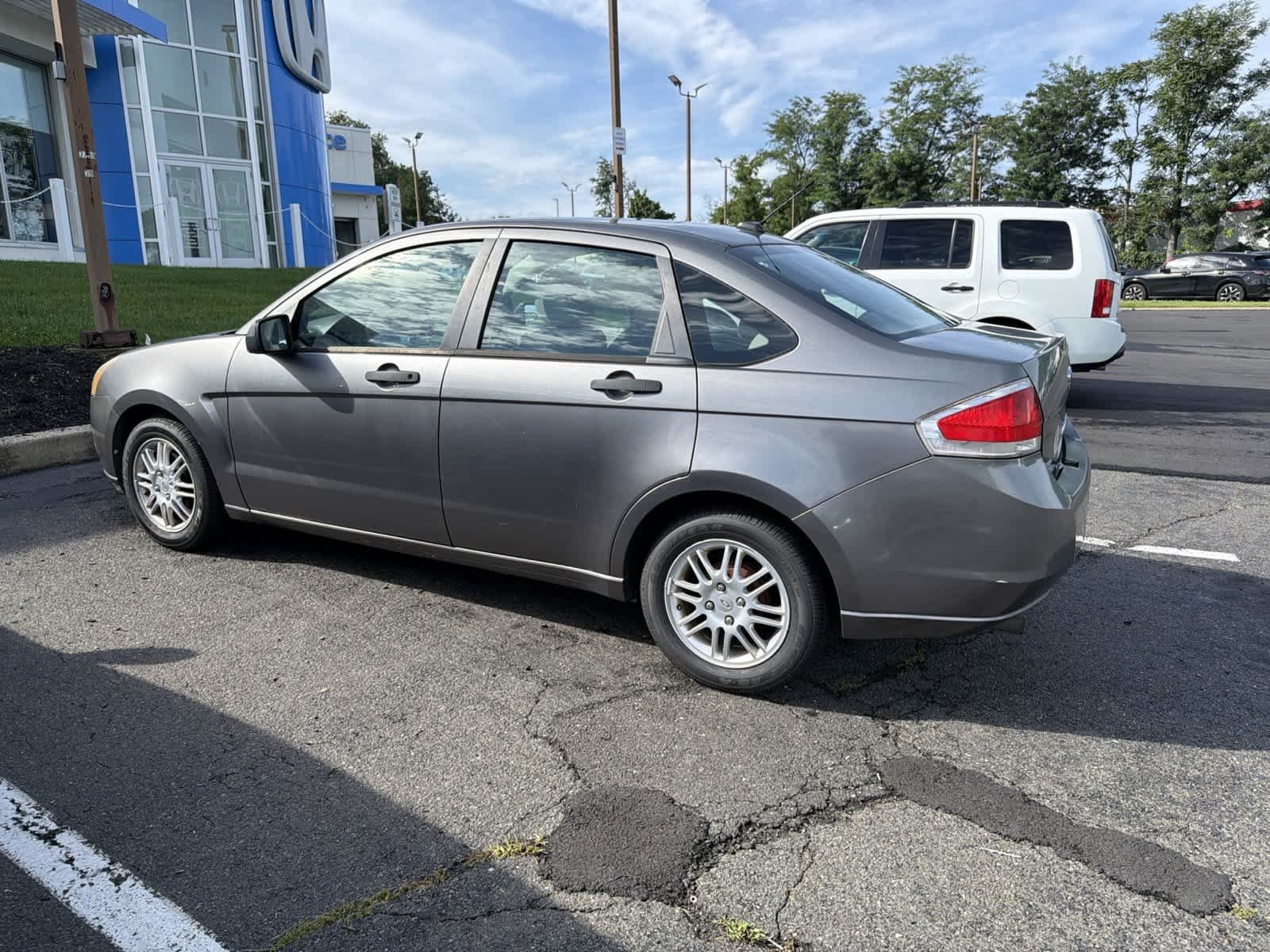 Used 2010  Ford SE image 2