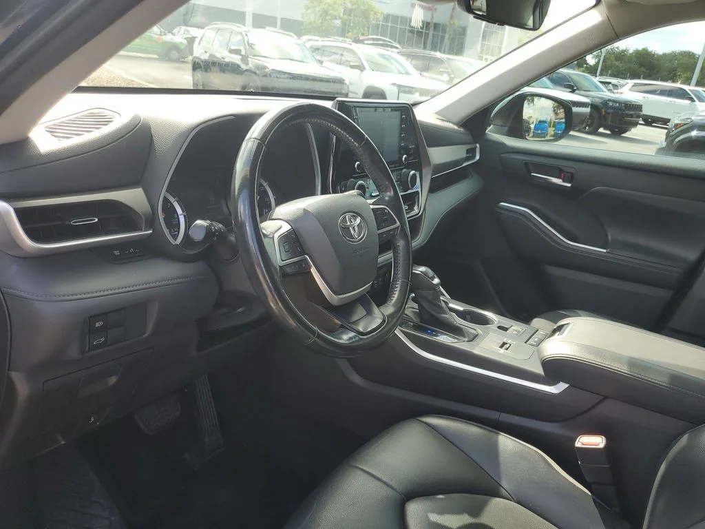 Used 2022  Toyota XLE image 12