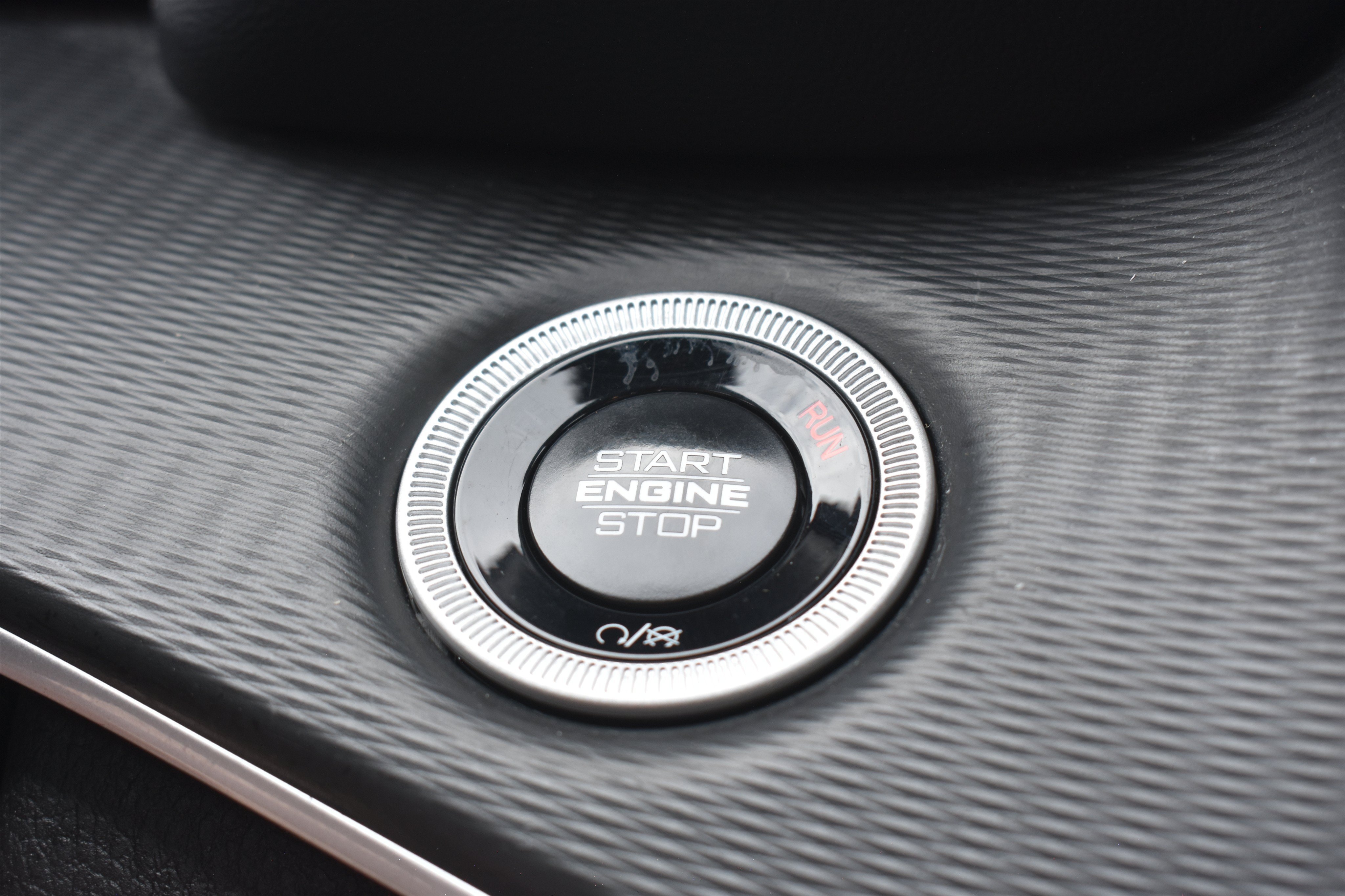 Used 2024 Diamond Black Crystal Pearlcoat Jeep Altitude image 27