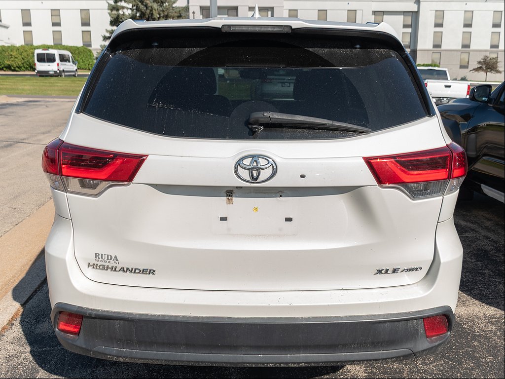 Used 2018 Blizzard Pearl Toyota XLE image 6