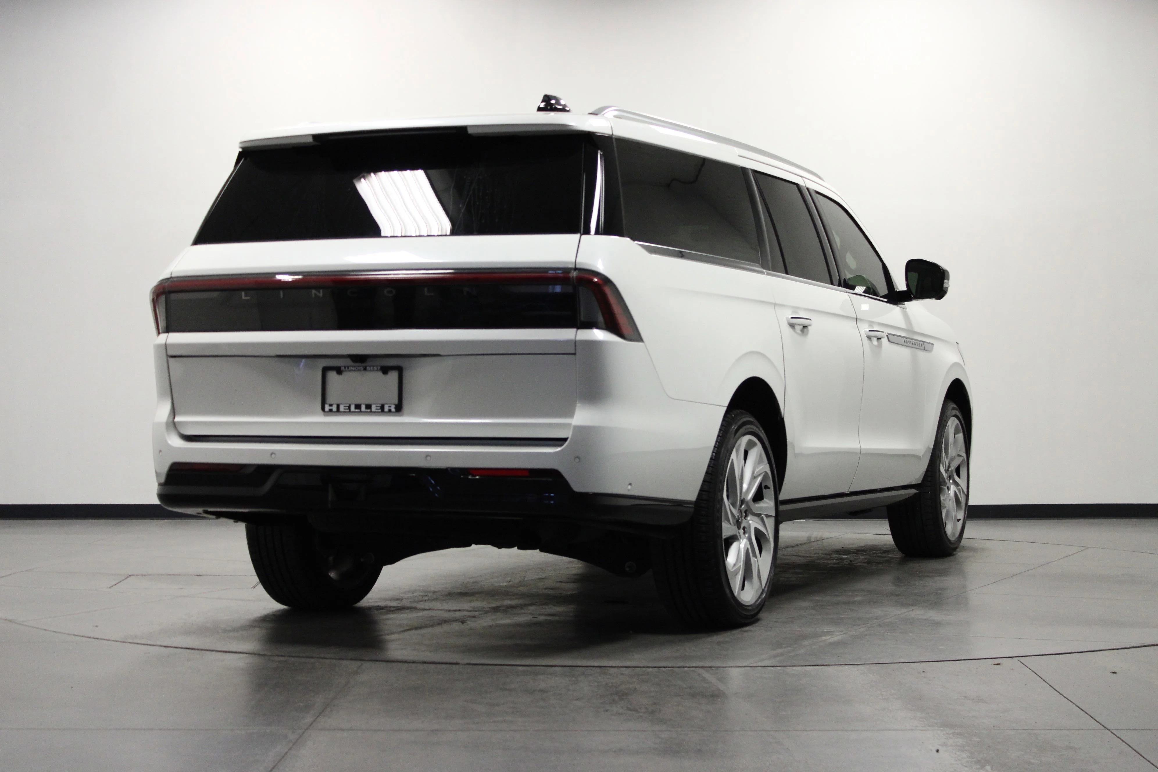 Used 2025 White Metallic Lincoln Reserve image 4