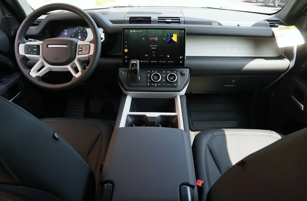 New 2026 Santorini Black Land Rover X-Dynamic SE image 10