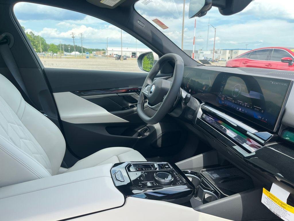 New 2026 Oxide Grey Metallic BMW 530i xDrive image 31