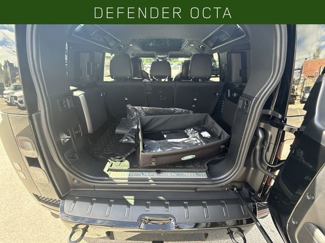 New 2026 Narvik Black Land Rover OCTA image 23