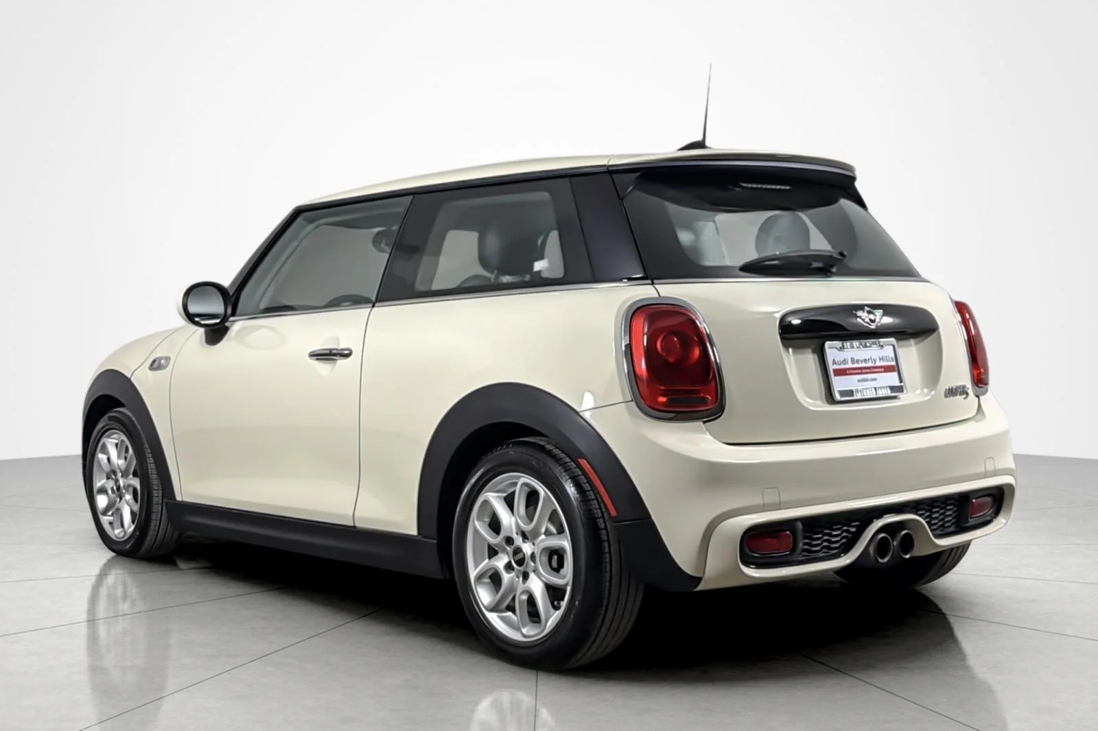 Used 2015 Pepper White MINI 2dr HB S image 3