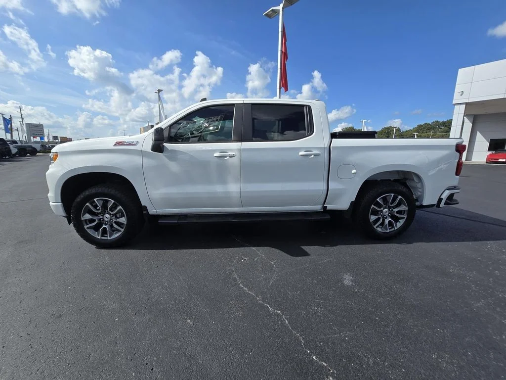 Used 2024 Summit White Chevrolet RST image 4