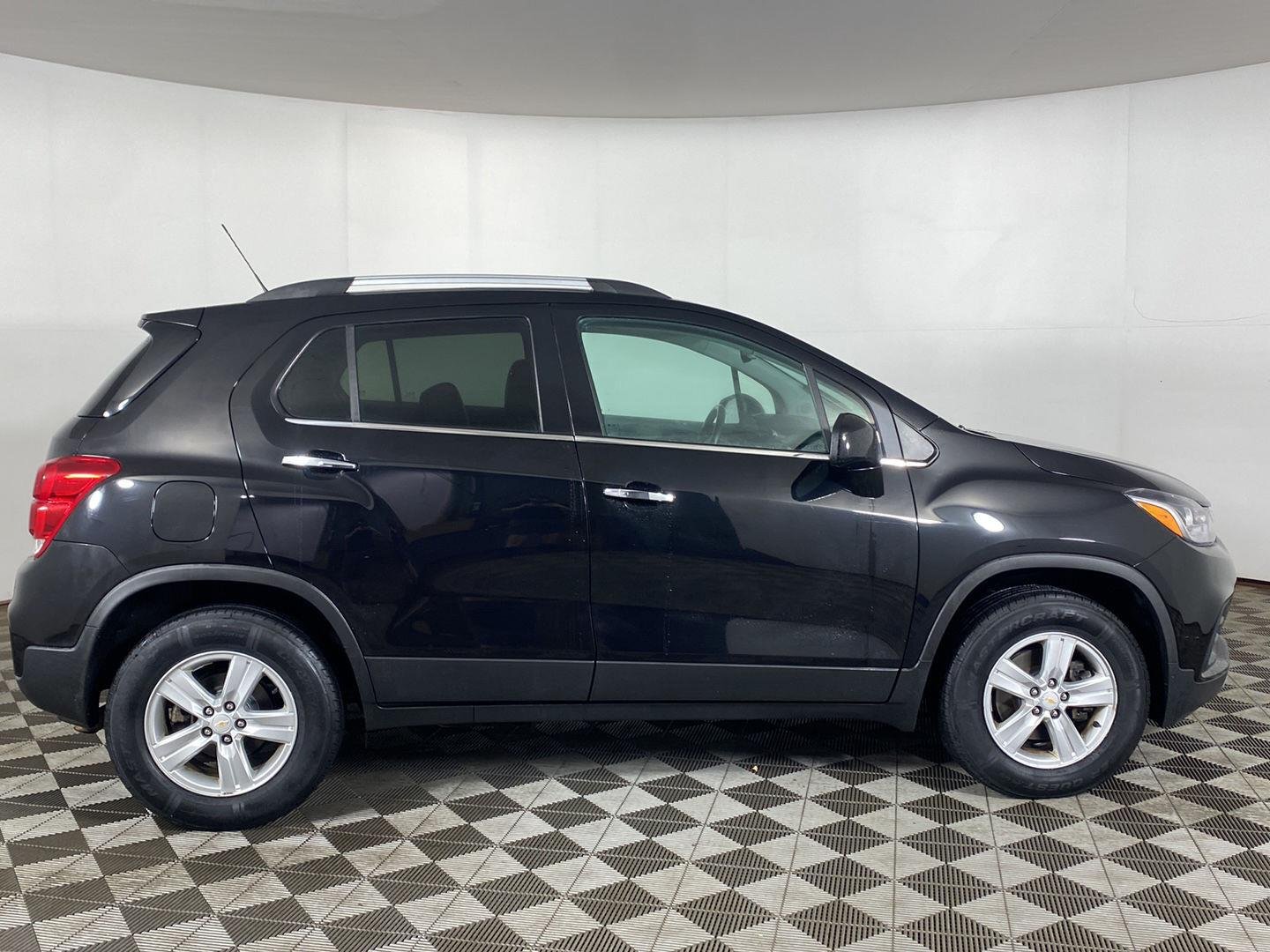 Used 2020 Mosaic Black Metallic Chevrolet LT image 4