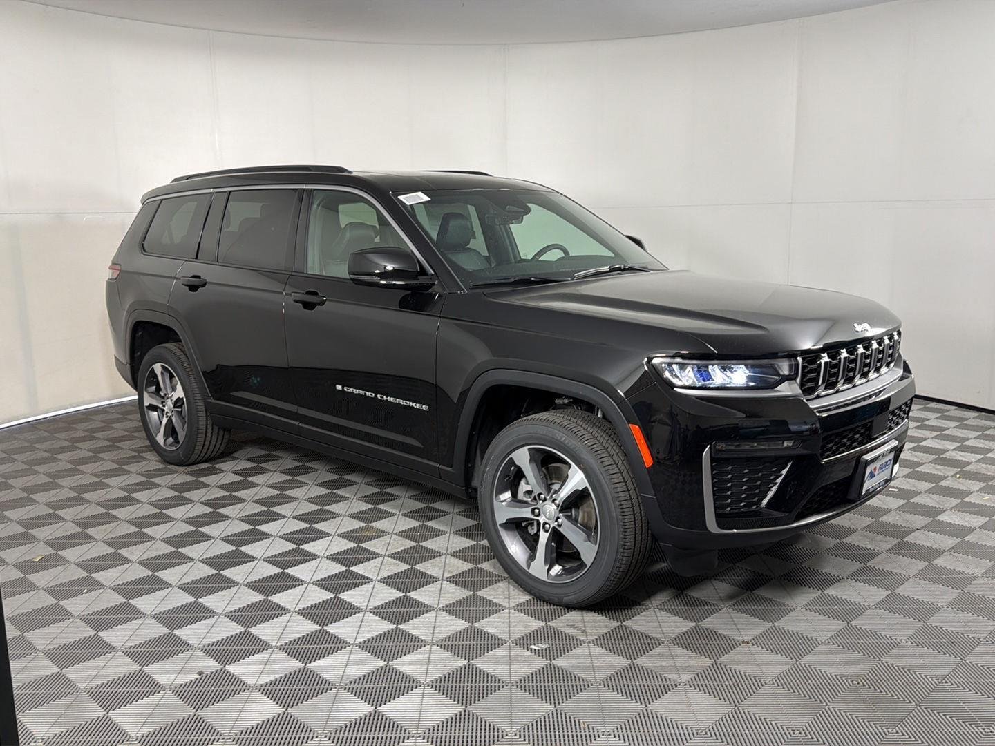 New 2026 Diamond Black Crystal Pearl-Coat Exterior Paint Jeep Limited image 2