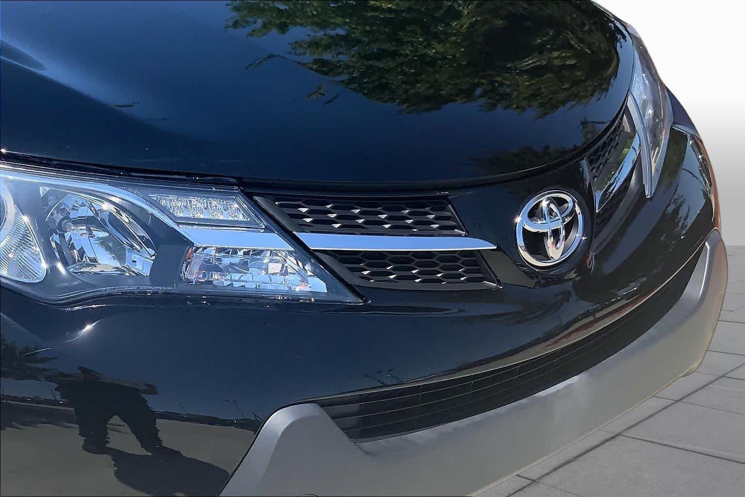 Used 2013 Black Toyota XLE image 31