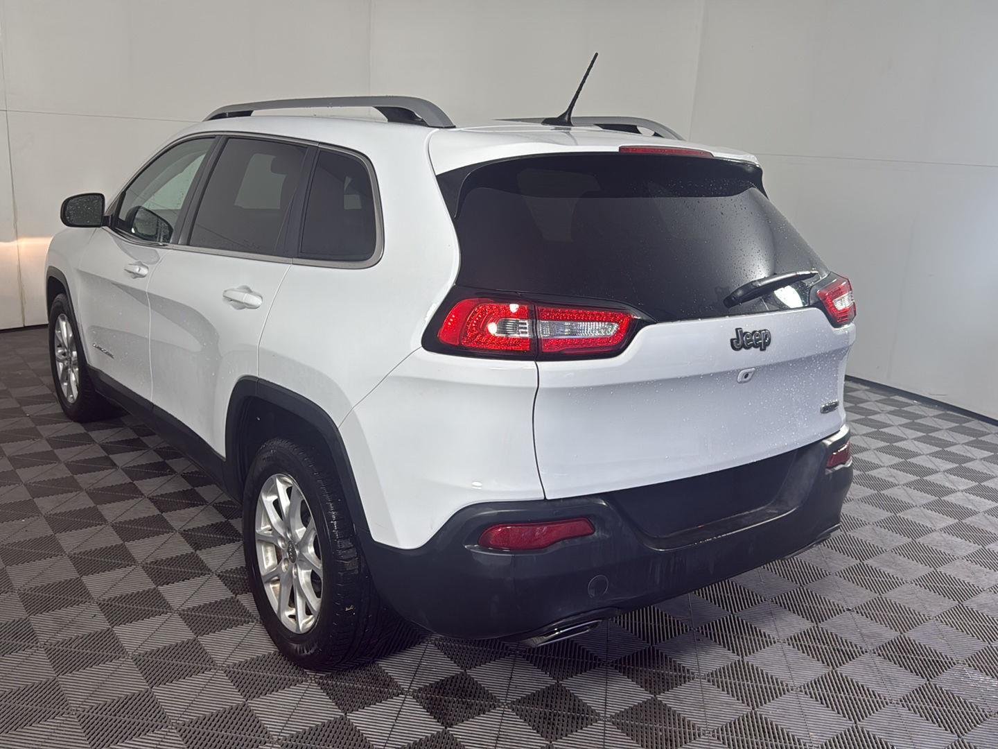 Used 2015 Bright White Clearcoat Jeep Latitude image 10