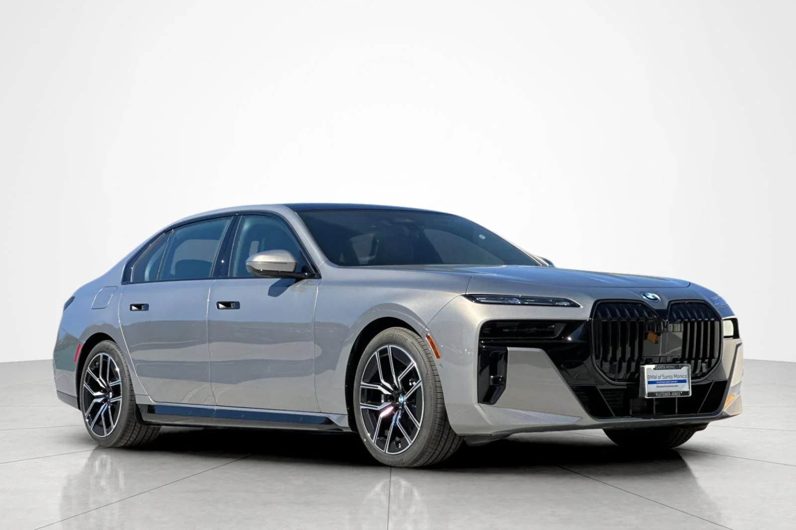 New 2026 Oxide Grey Metallic BMW 750e xDrive image 7