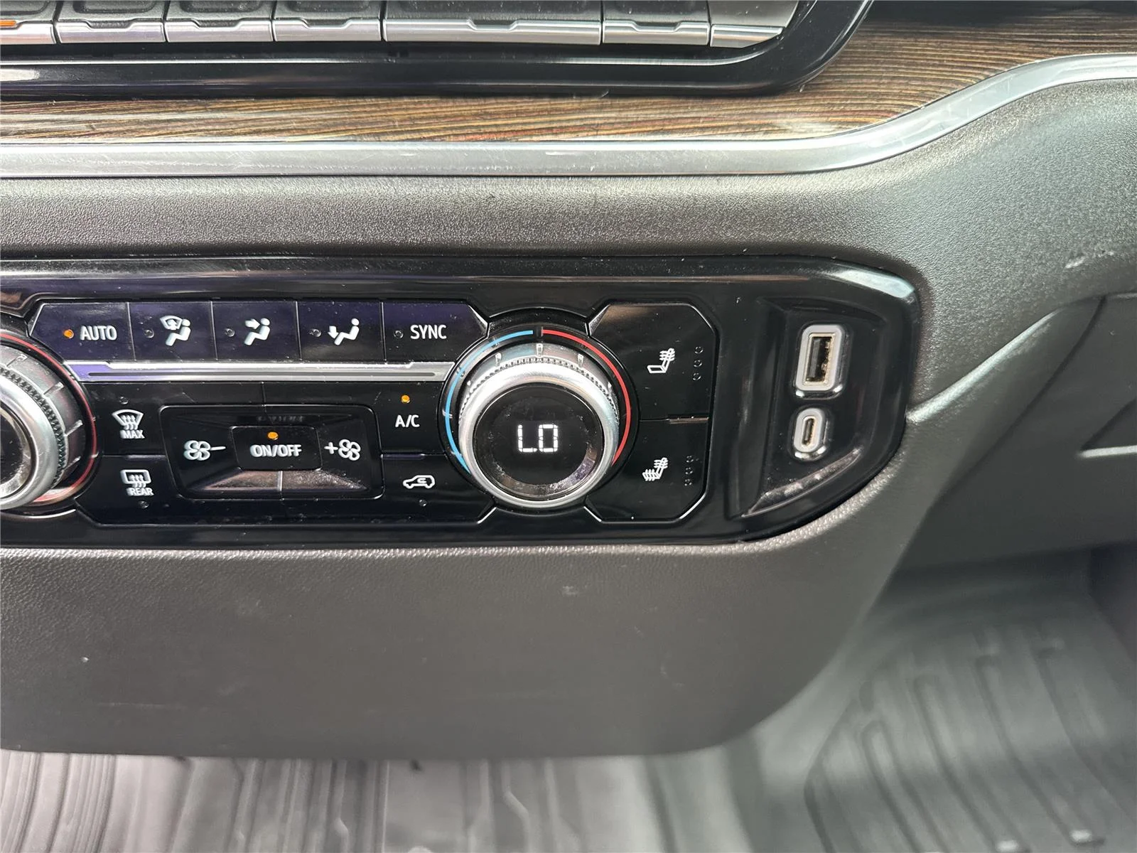 Used 2023 Summit White GMC SLE image 27