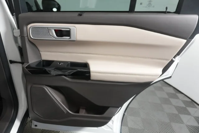 Used 2021 Star White Ford Platinum image 32