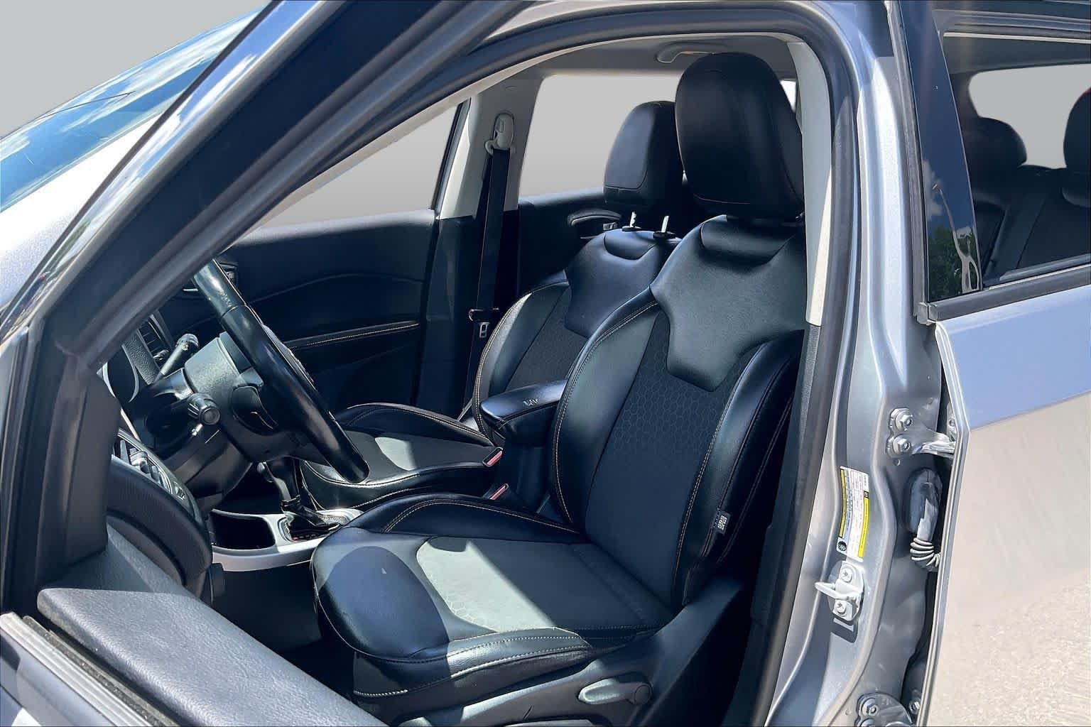 Used 2019 Billet Silver Metallic Clear Coat Jeep Latitude image 8