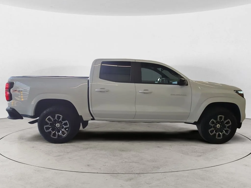Used 2023 White Chevrolet Z71 image 4
