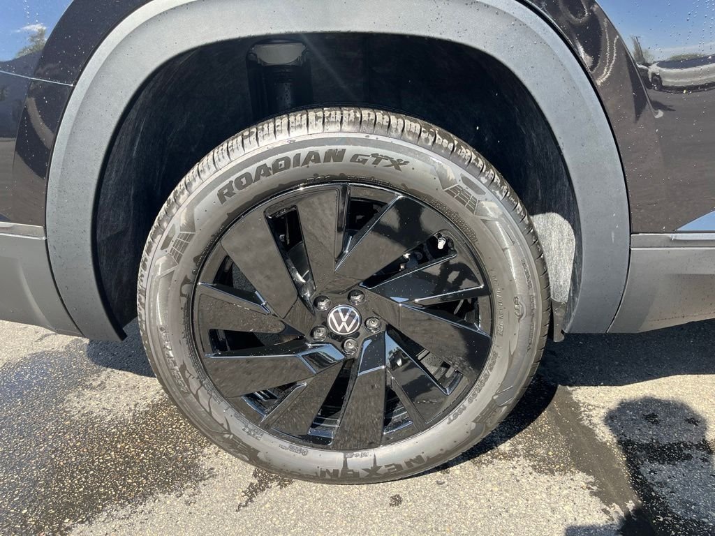 New 2026 Black Volkswagen 2.0T SE w/Technology image 27