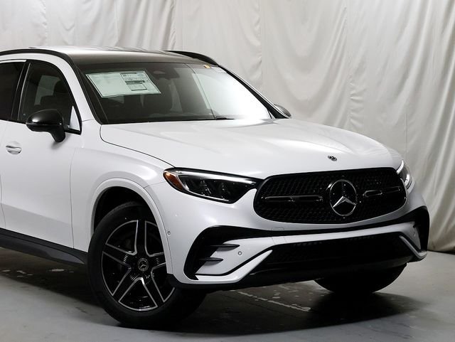 New 2026 MANUFAKTUR Moonlight White Metallic Mercedes-Benz GLC 300 image 2