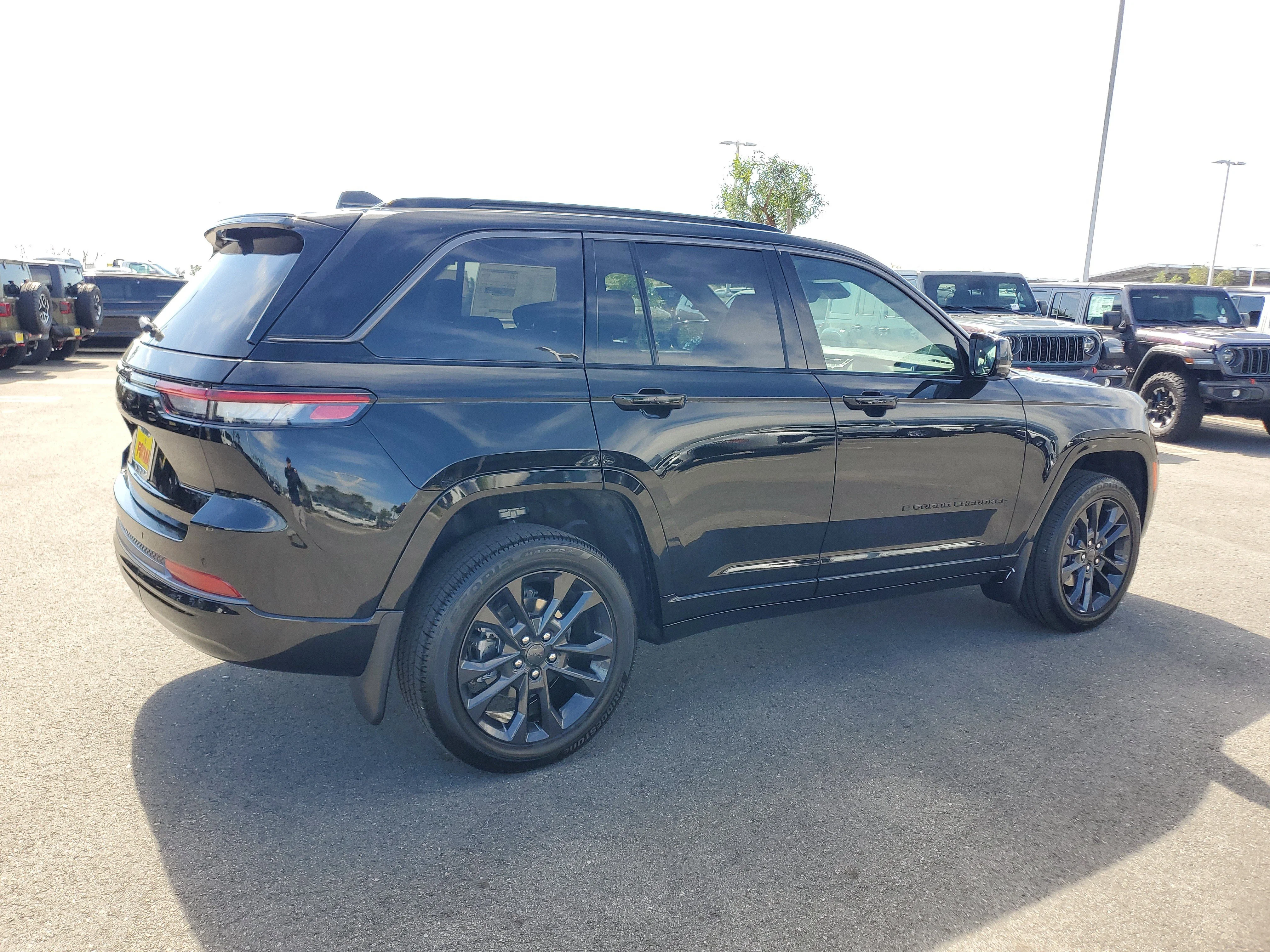 New 2026 Diamond Black Crystal Pearl-Coat Exterior Paint Jeep Limited image 7