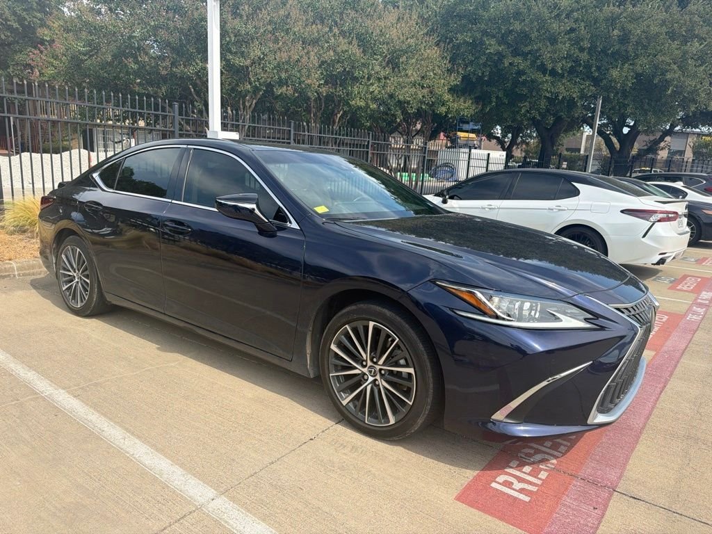 Used 2025 Blue Lexus 300h image 13