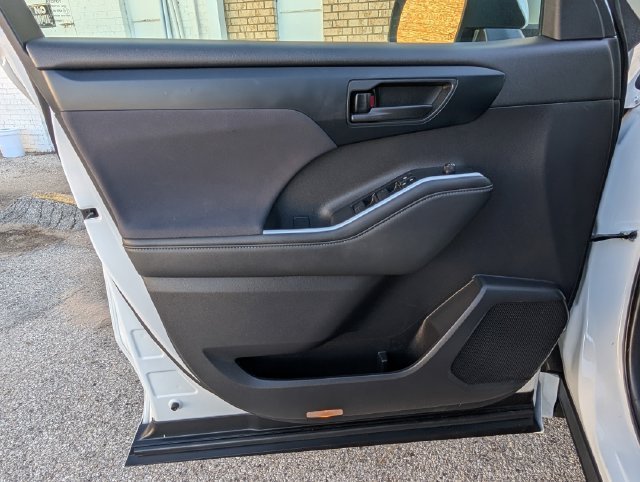 Used 2023 Off-white Toyota LE image 15