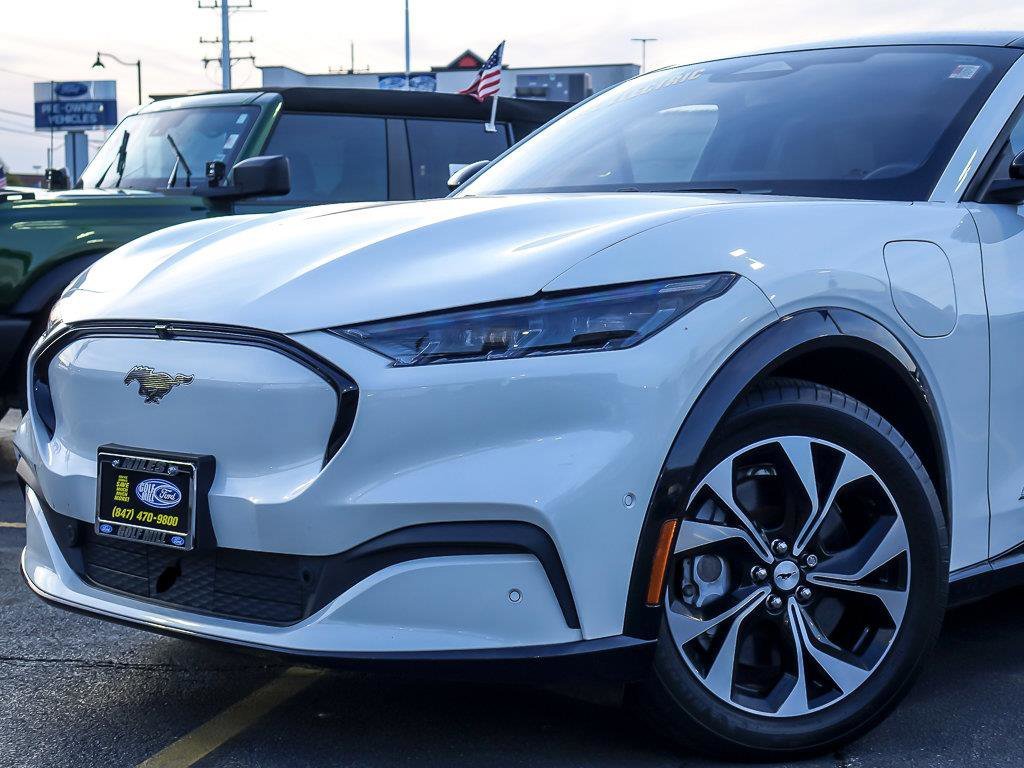 Used 2023 White Metallic Ford Premium image 3