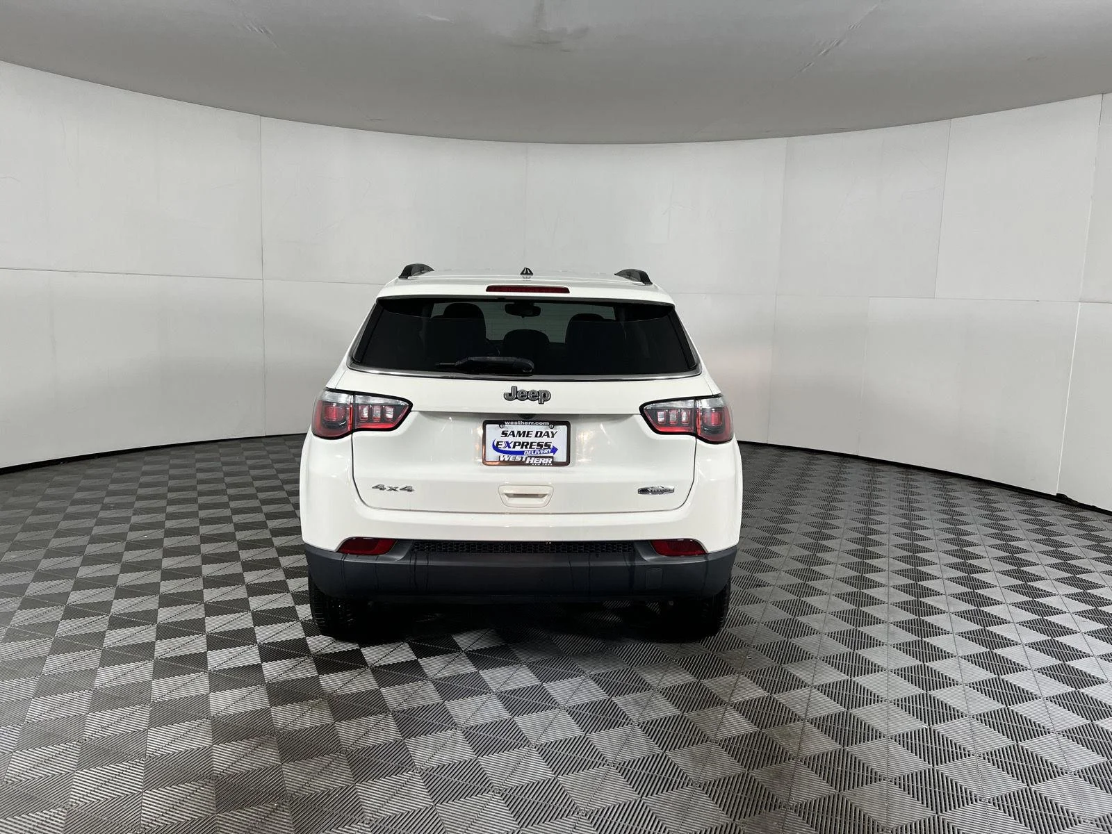 Used 2018 White Clearcoat Jeep Latitude image 6