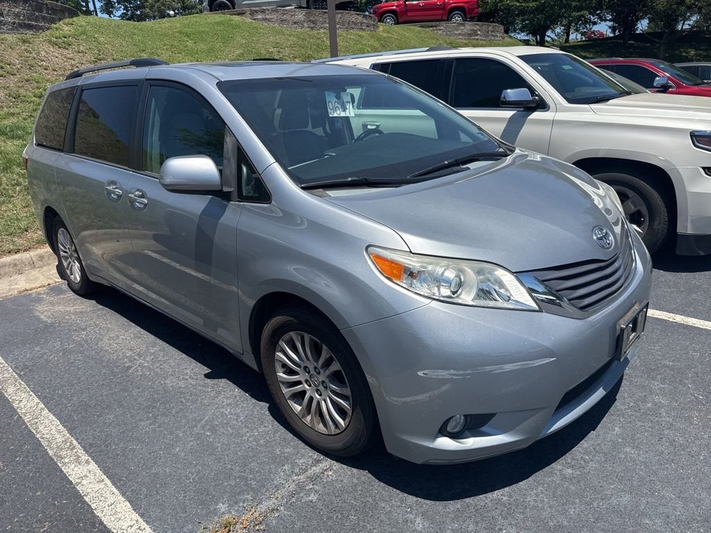 2016 Toyota Sienna XLE V6 7-Passenger Access Seat's photo