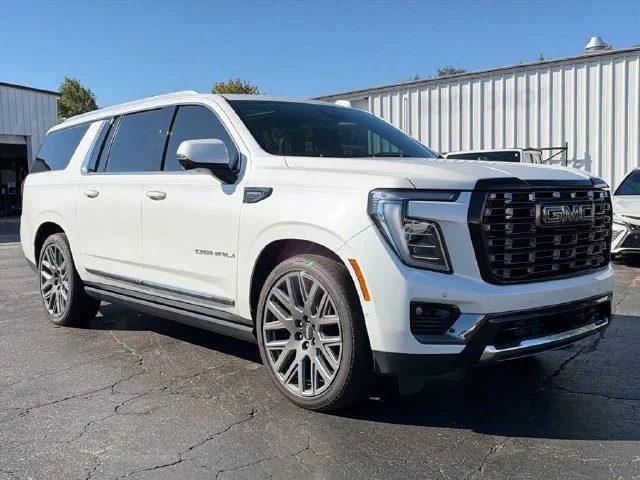 Used 2025 White Frost Tricoat GMC Denali Ultimate image 2