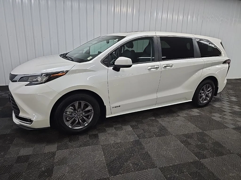 Used 2021 White Toyota XLE image 6